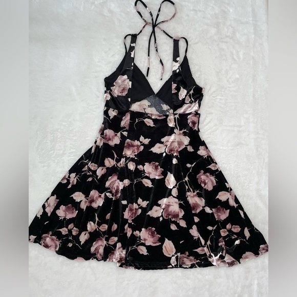 NWOT Ivy & Main Pretty Feminine Flower Velvety Mini Dress Open Back Tie Up Cute​ - Picture 5 of 7